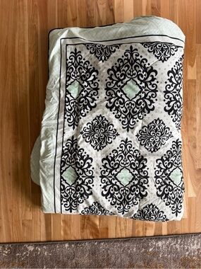 Bed Bath & Beyond Black and Mint Damask Comforter